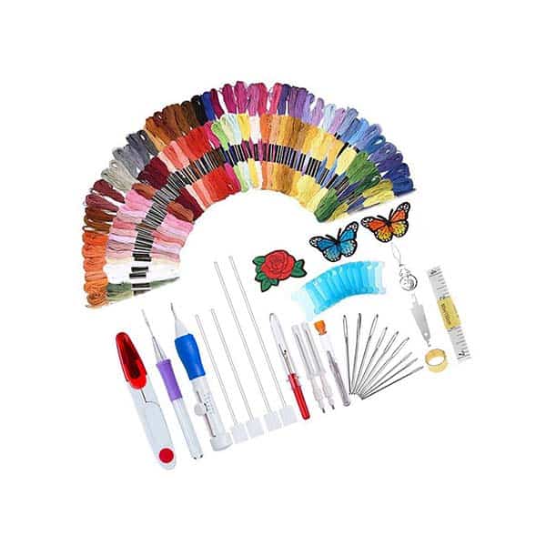 EmbroideryKit, un set cu 136 de piese și alte cele mai comune accesorii pentru broderie