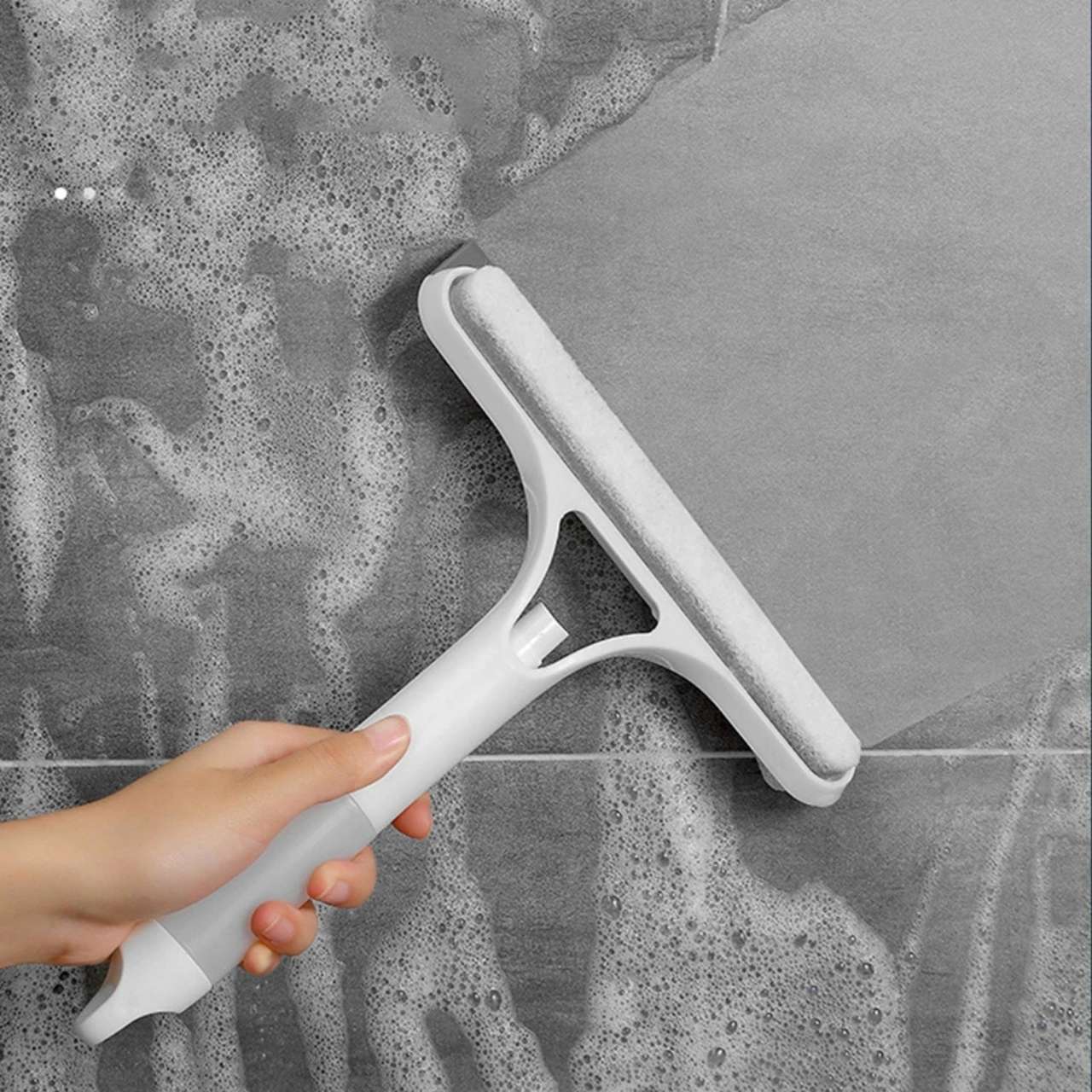 Marginea de silicon îndepărtează delicat și temeinic apa fără a lăsa reziduuri - soluția perfectă pentru suprafețe strălucitor de curate.