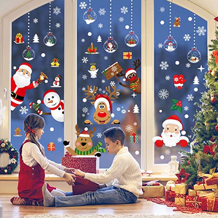 Decorațiuni unice de Crăciun - decorați ferestre, uși, oglinzi, mobilier și chiar diverse plăci ceramice!