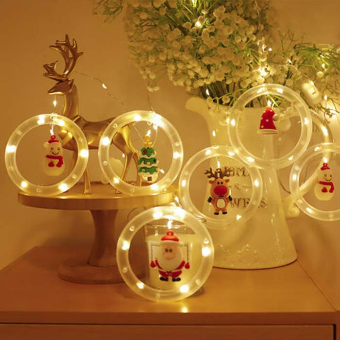 Decorațiunile de Crăciun au 10 inele cu figuri festive - Moș Crăciun, cerb, om de zăpadă, pălărie de Crăciun și brad.